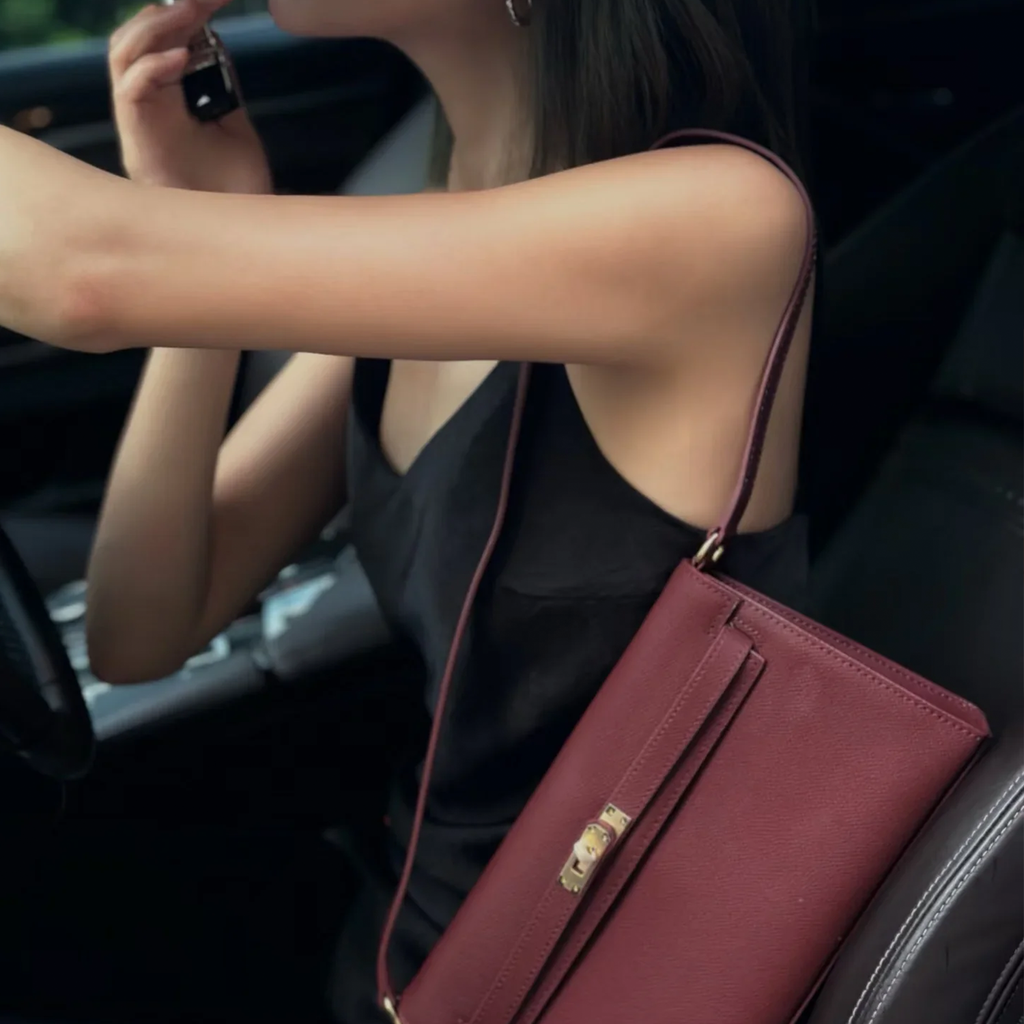 Winno-Czerwona Wąska Prostokątna Torebka Z Dwoma Wymiennymi Paskami I Złotym Obrotowym Mechanizmem Zamykającym